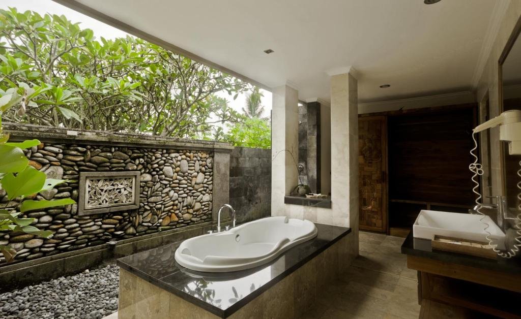 Balinese spa treatment room relaxing atmosphere