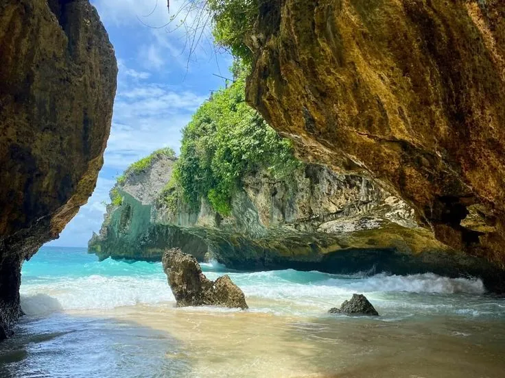 Suluban Beach cave entrance and hidden surf spot