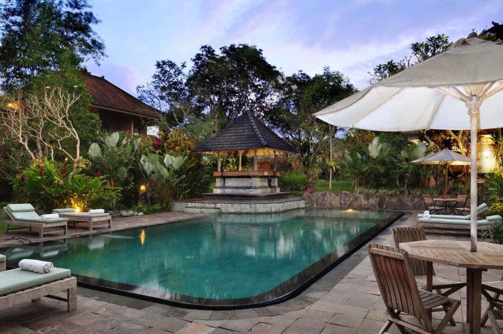 Sri Ratih Cottages tropical garden pathway Ubud