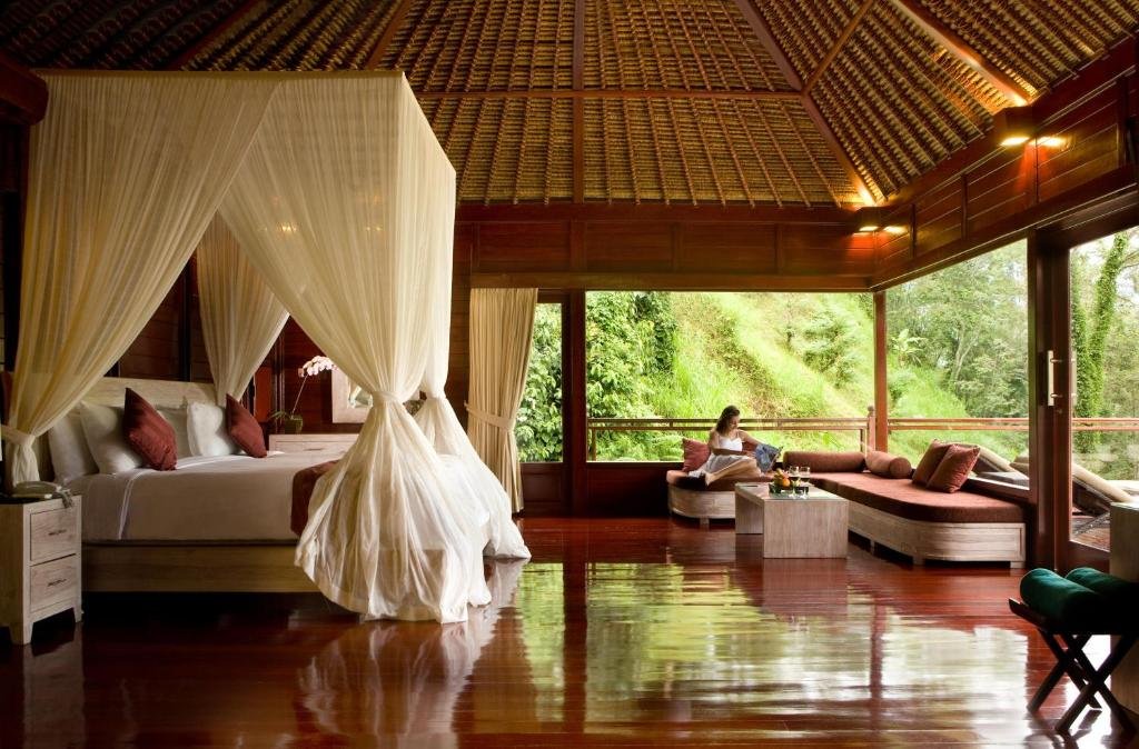 Jungle tree spa treatment room built in tropical forest canopy
