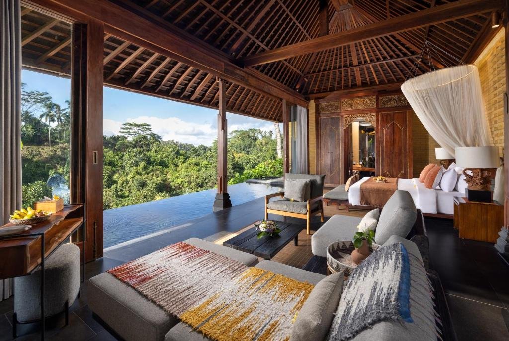 Modern boutique suite with panoramic jungle view in Ubud