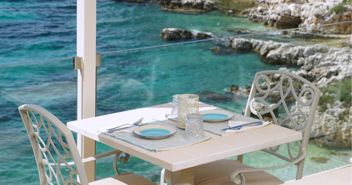 Best restaurants in Kassiopi Corfu with beautiful harbour views