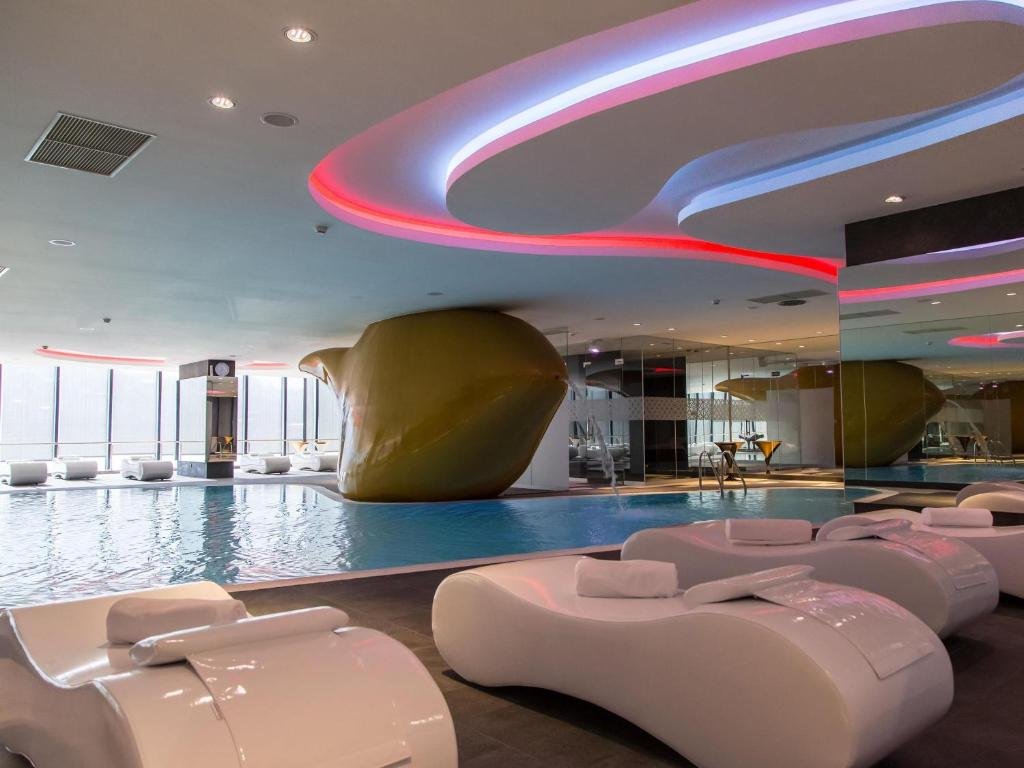 Swissôtel Sarajevo indoor swimming pool