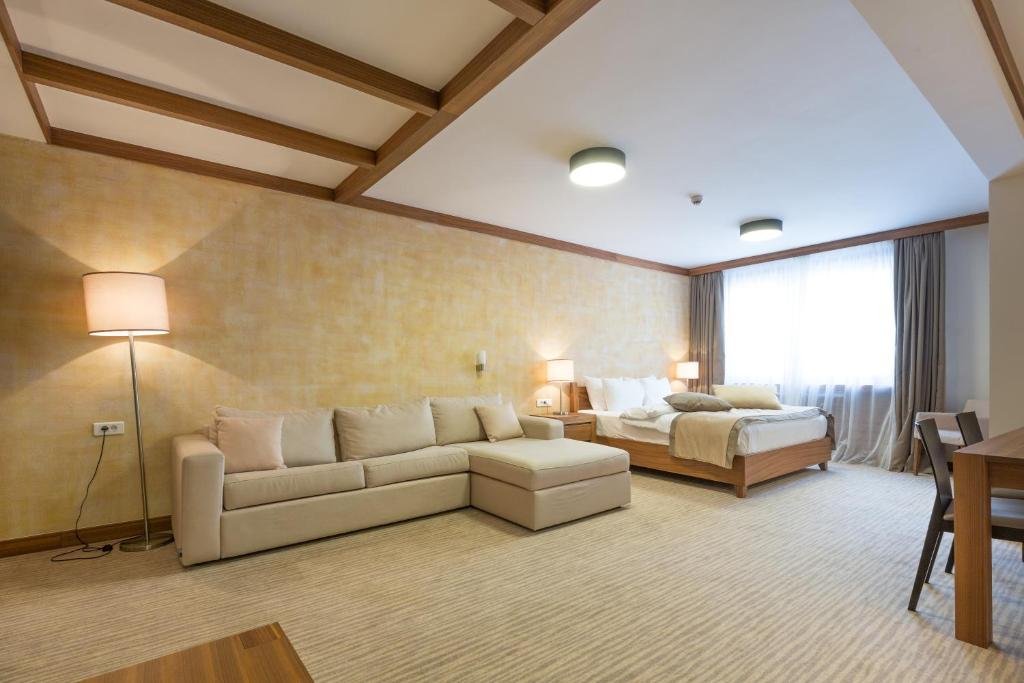 Aparthotel Vučko room with bed and sofa