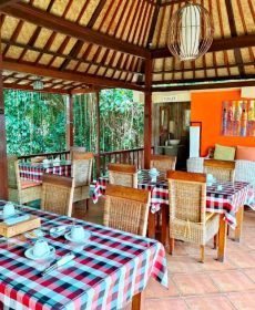 Open air Balinese bathroom villa in jungle setting